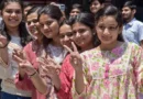 विद्यार्थी मोबाईलवर CBSE Class 10 आणि 12 निकाल तपासत आहेत