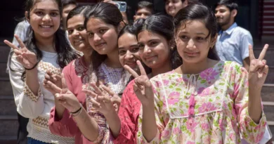 विद्यार्थी मोबाईलवर CBSE Class 10 आणि 12 निकाल तपासत आहेत