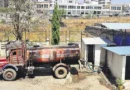 खराडीतील रहिवासी पाणीपुरवठ्याच्या समस्येविरोधात आंदोलन करताना