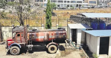 खराडीतील रहिवासी पाणीपुरवठ्याच्या समस्येविरोधात आंदोलन करताना