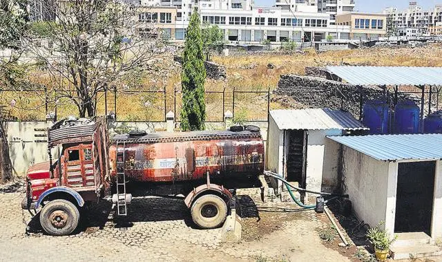 खराडीतील रहिवासी पाणीपुरवठ्याच्या समस्येविरोधात आंदोलन करताना