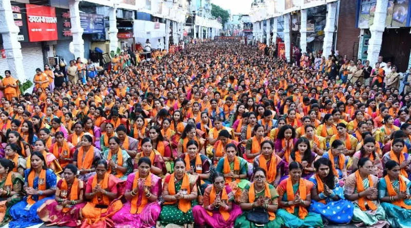 दगडूशेठ गणपतीसमोर अथर्वशीर्ष पठण करणाऱ्या हजारो महिला