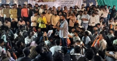 पुण्यात एस एम जोशी पुलाजवळ एमपीएससी परीक्षार्थ्यांचे आंदोलन