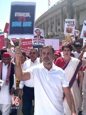 राहुल गांधी INDIA आघाडीच्या EC मोर्चात ज्ञानेश कुमार यांच्या राजीनाम्याची मागणी करताना