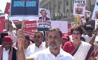 राहुल गांधी INDIA आघाडीच्या EC मोर्चात ज्ञानेश कुमार यांच्या राजीनाम्याची मागणी करताना