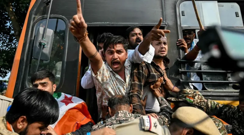 दिल्लीतील आंदोलनादरम्यान पोलिसांनी ताब्यात घेतलेले आंदोलक