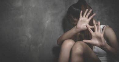 विश्रांतवाडी पोलिस ठाण्याबाहेर अत्याचाराच्या घटनेविरोधात नागरिकांचे आंदोलन